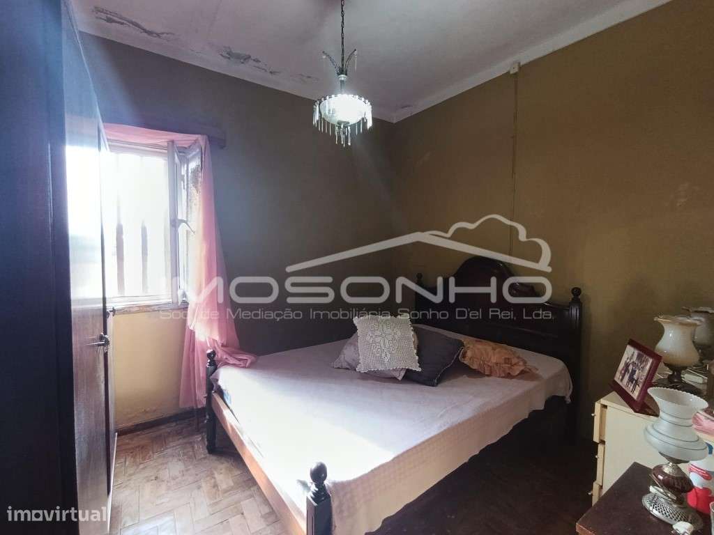 Moradia para Restaurar com Pátio, Garagem e Terraço-15