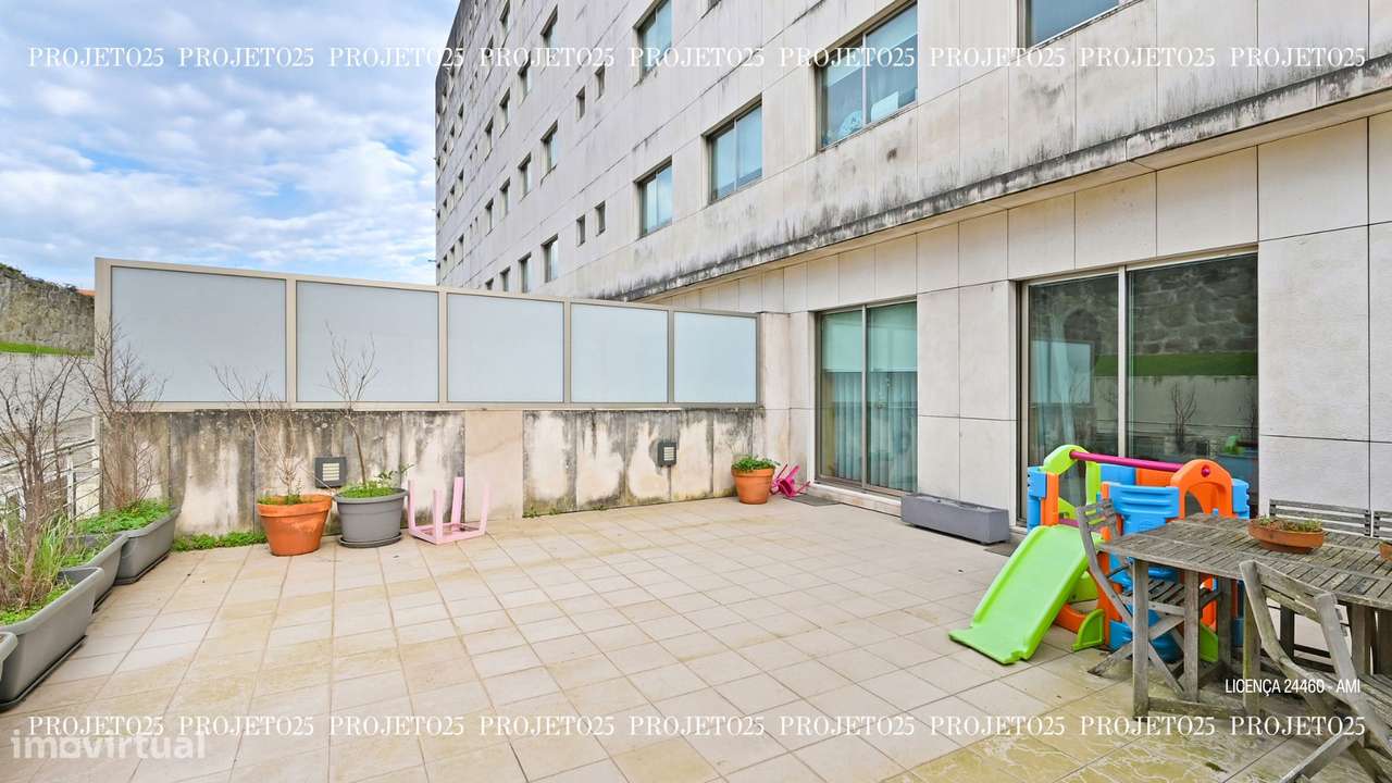 T2 C/ Terraço Privativo em Condº Fechado com piscina  - Casa da Música-20