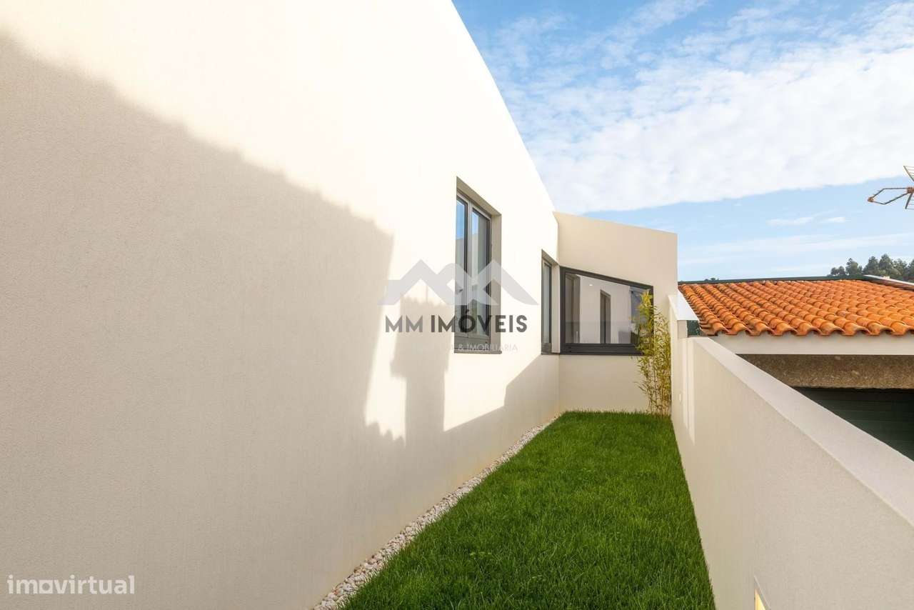 Moradia T3+1 | NOVA | Piscina | Francelos | 4 Frentes | Box | Praia-57