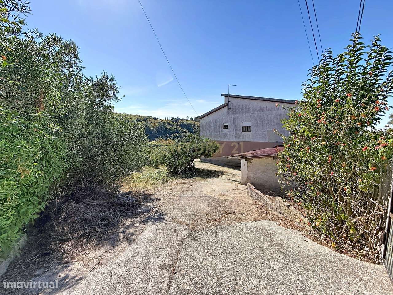 Moradia Espaçosa com 5 Quartos, Garagem Dupla e Vistas Deslumbrantes s-50