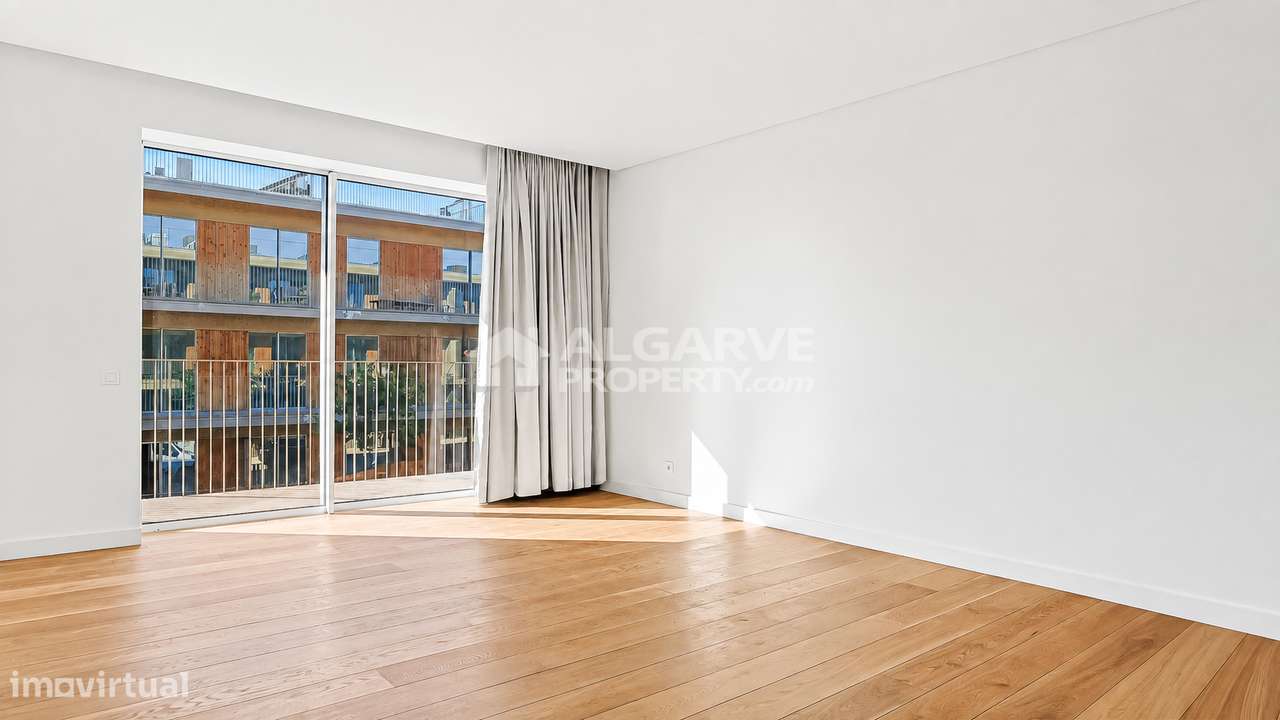 Luxuoso apartamento T2 novo em frente à Praia de Quarteira, Algarve-1