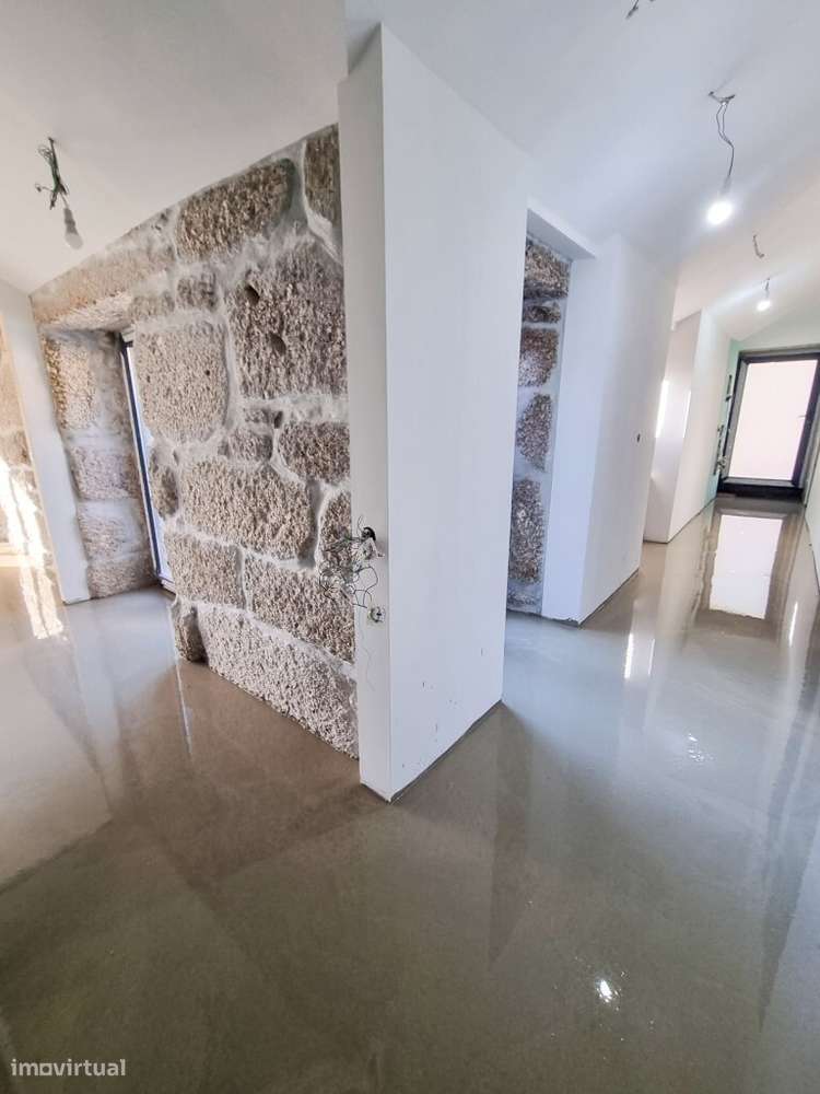 Moradia Ind. V4 p/ concluir c/ piscina - Pinheiro-10