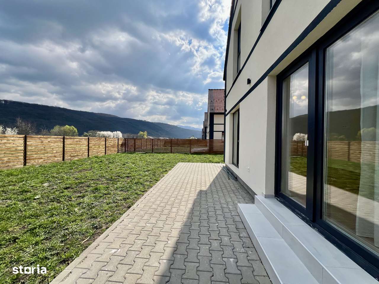 Casa individuala in Sibiu, zona Talmaciu - curte pavata, gard-3