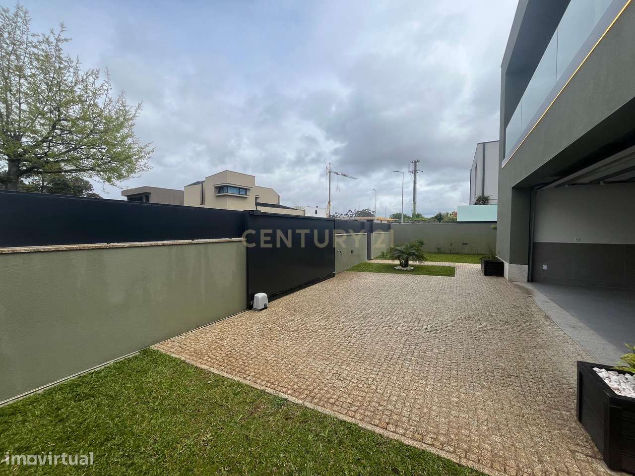 Moradia Contemporânea de Luxo em Azurara | Elegância, Privacidade e Di-11