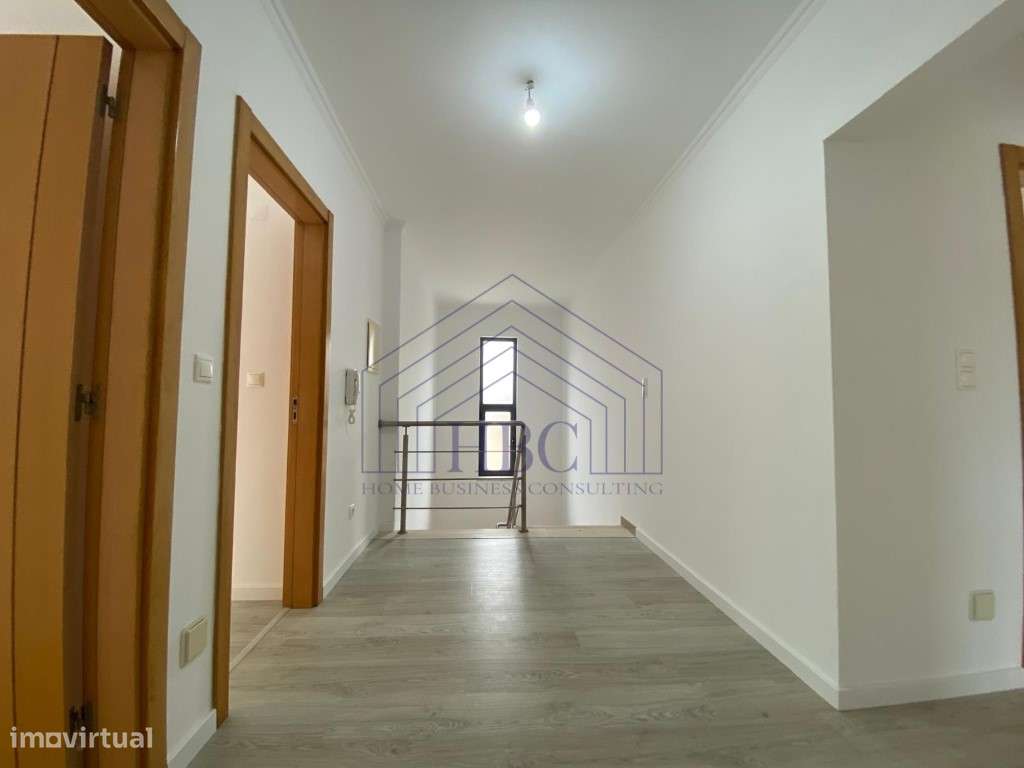 Moradia T5 Moderna e Remodelada no Feijó - Espaço, Conforto e Exclu...-31