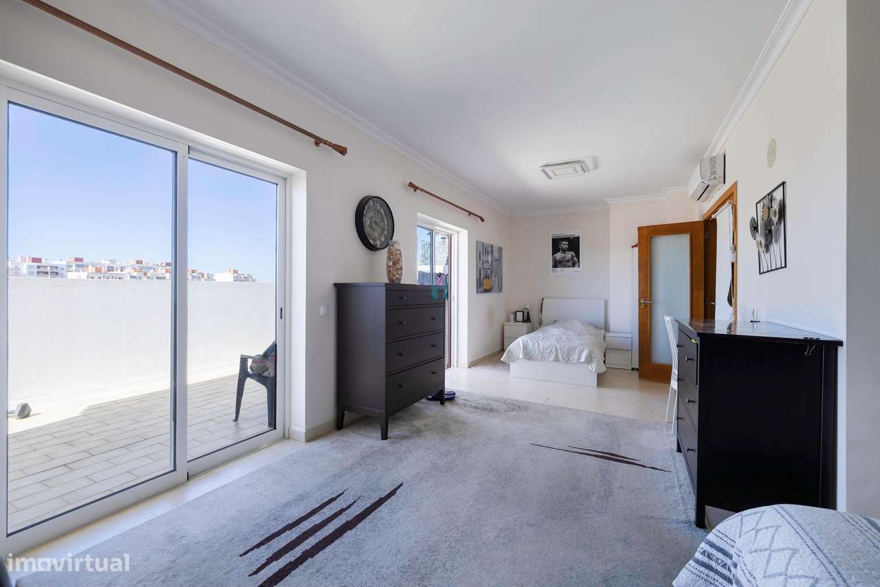 Apartamento T2 com Terraço e Sótão em Portimão-4