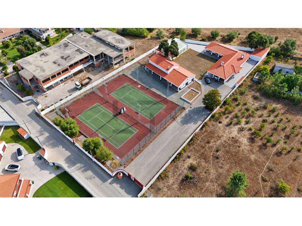 Quinta com 2 Moradias, 2 Campos de Ténis e Piscina, para Venda em P...-0