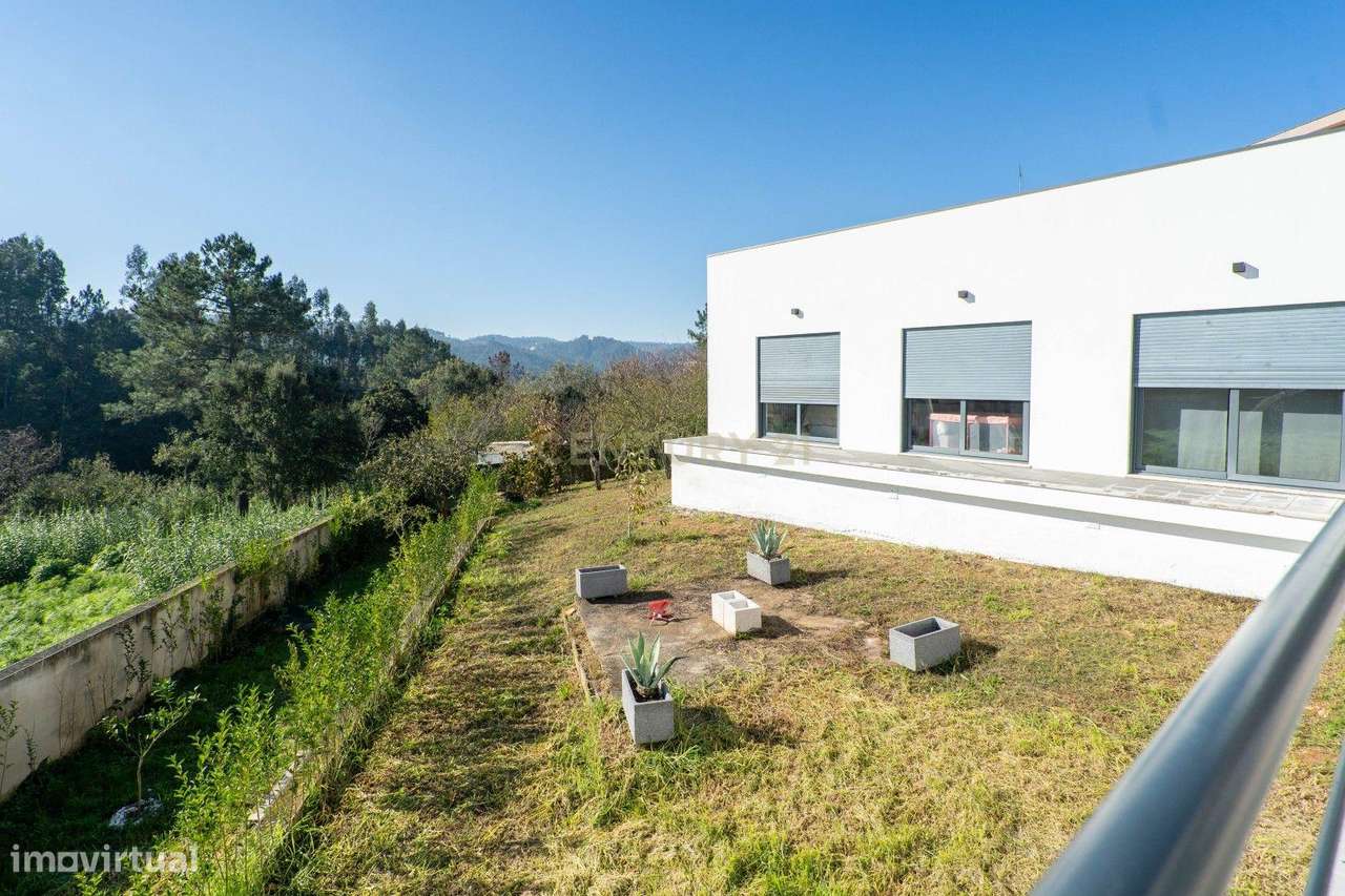 Moradia térrea T3+1 com linhas modernas,varandas,churrasco,jardim,gara-4