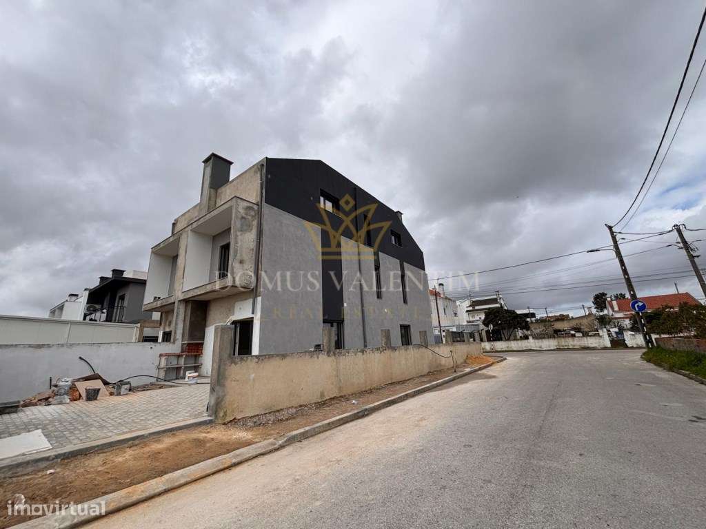 MORADIA GEMINADA -TRIPLEX T4 COM 3 WC
FERNÃO FERRO-2