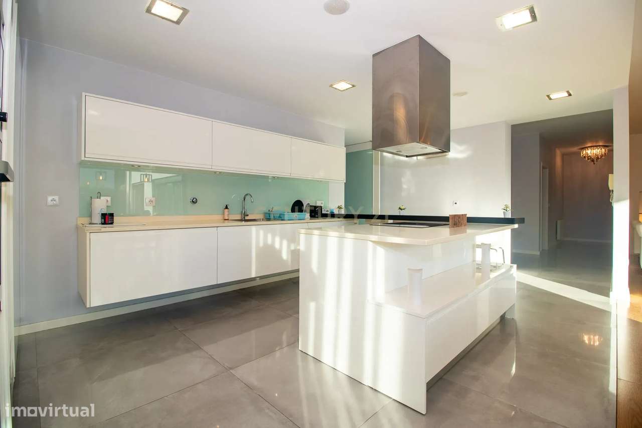 Viva o Luxo à Beira-Mar: Moradia Espetacular T5 com Piscina na Deslumb-11