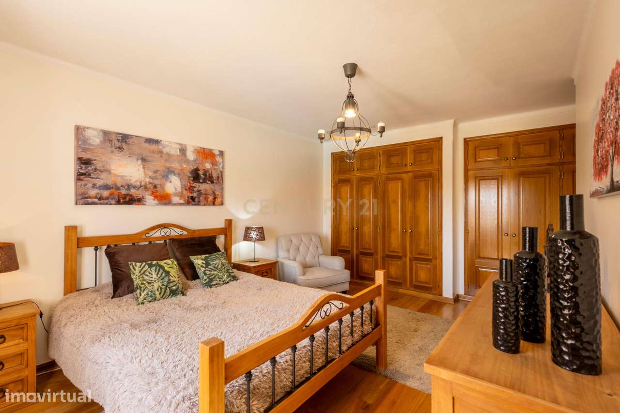 Moradia T5 Térrea com Piscina, Garagem e Lote de 2000 m² – Venda do Al-13