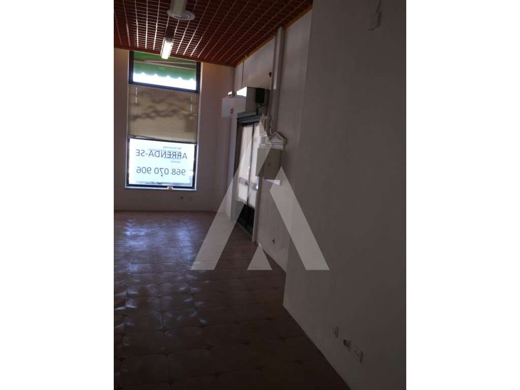 Loja na Gafanha da Nazaré, com garagem fechada.-7