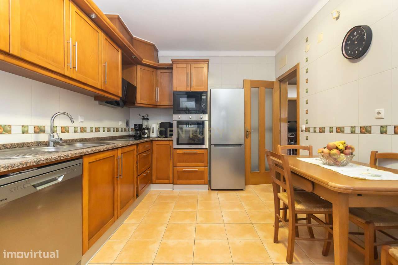 Moradia T4 Independente com garagem e jardim em Setúbal-5