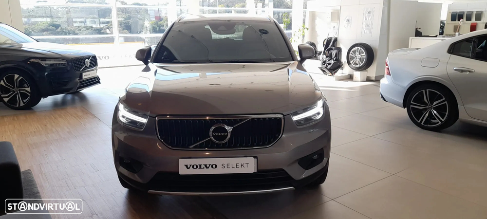 Volvo XC 40 2.0 B4 Momentum Plus - 2