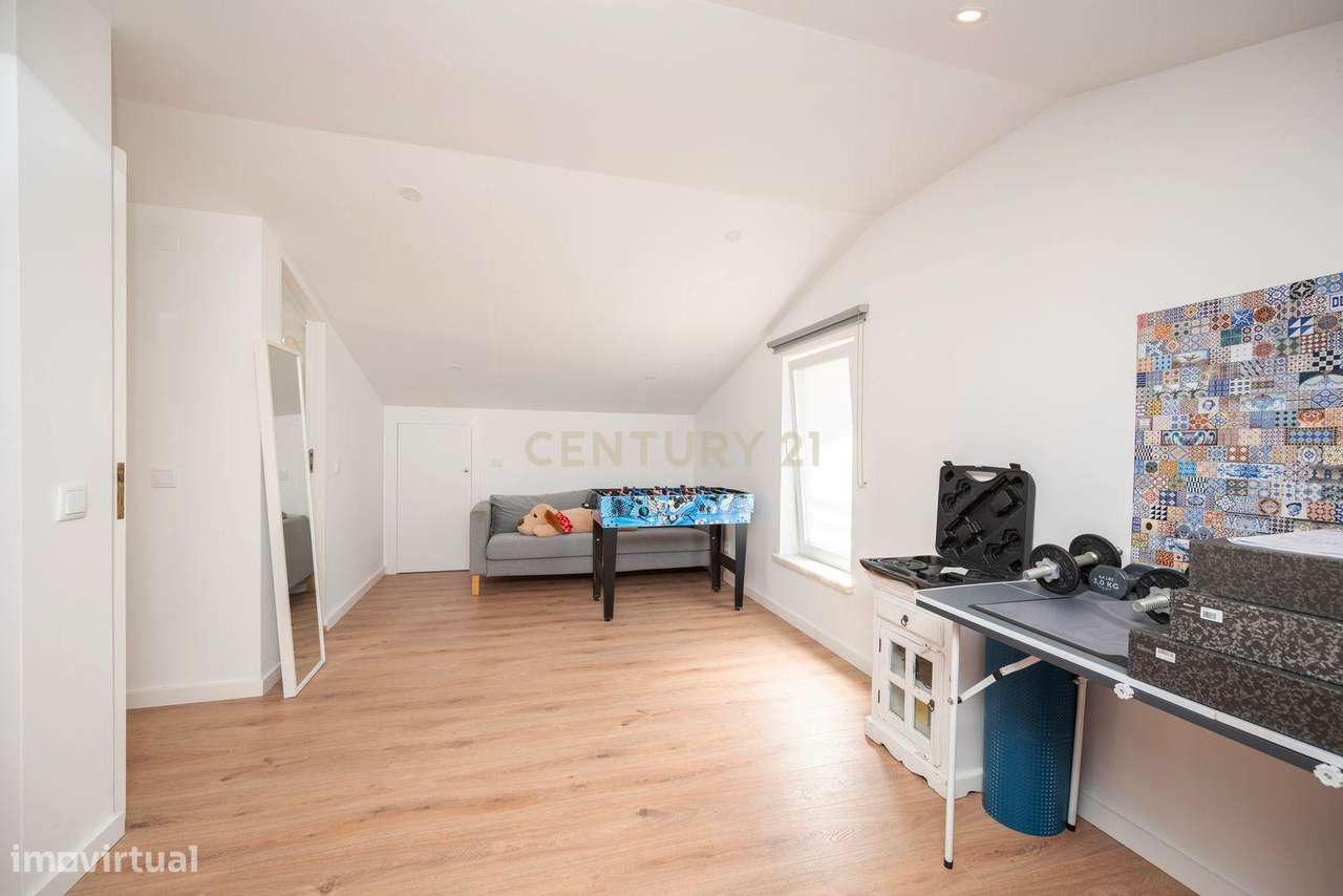 Moradia remodelada de 6 assoalhadas Exclusiva no Estoril-37