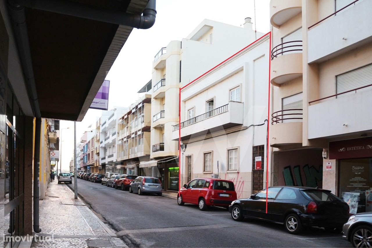 Prédio de 3 pisos e logradouro no centro de Faro, para remodelação.
