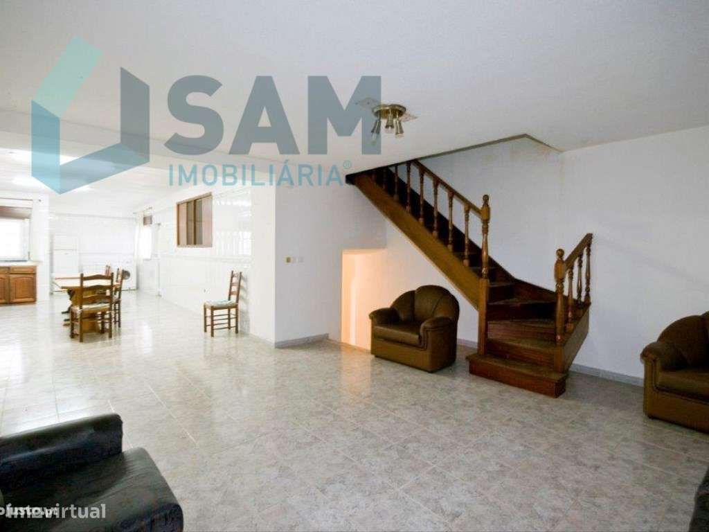 Moradia T4, localizada em Maxial-13