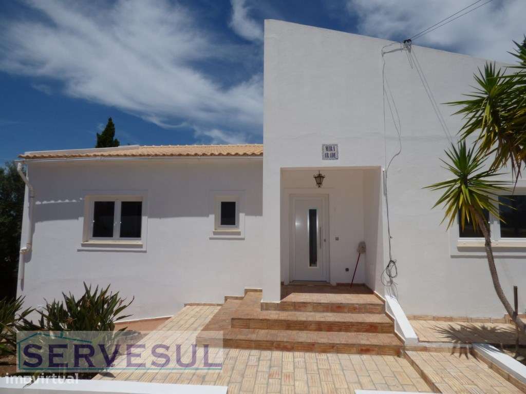 Espaçosa moradia de 2 pisos composta por 4 quartos com piscina e vi...-25