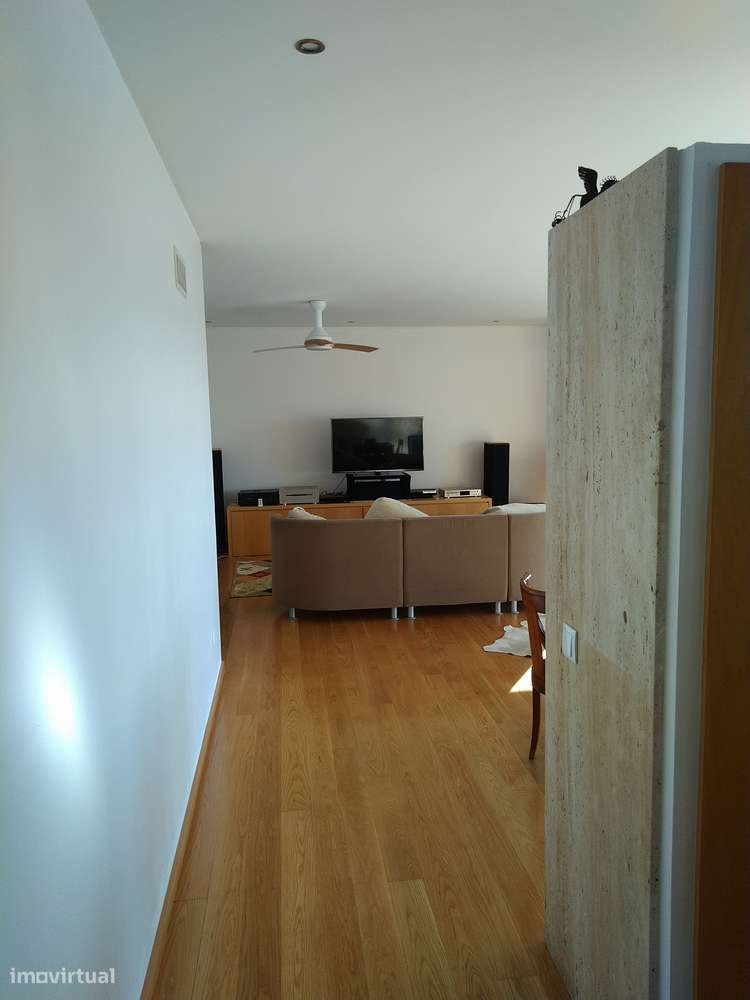 Lindíssima Moradia T6 de quatro frentes-11