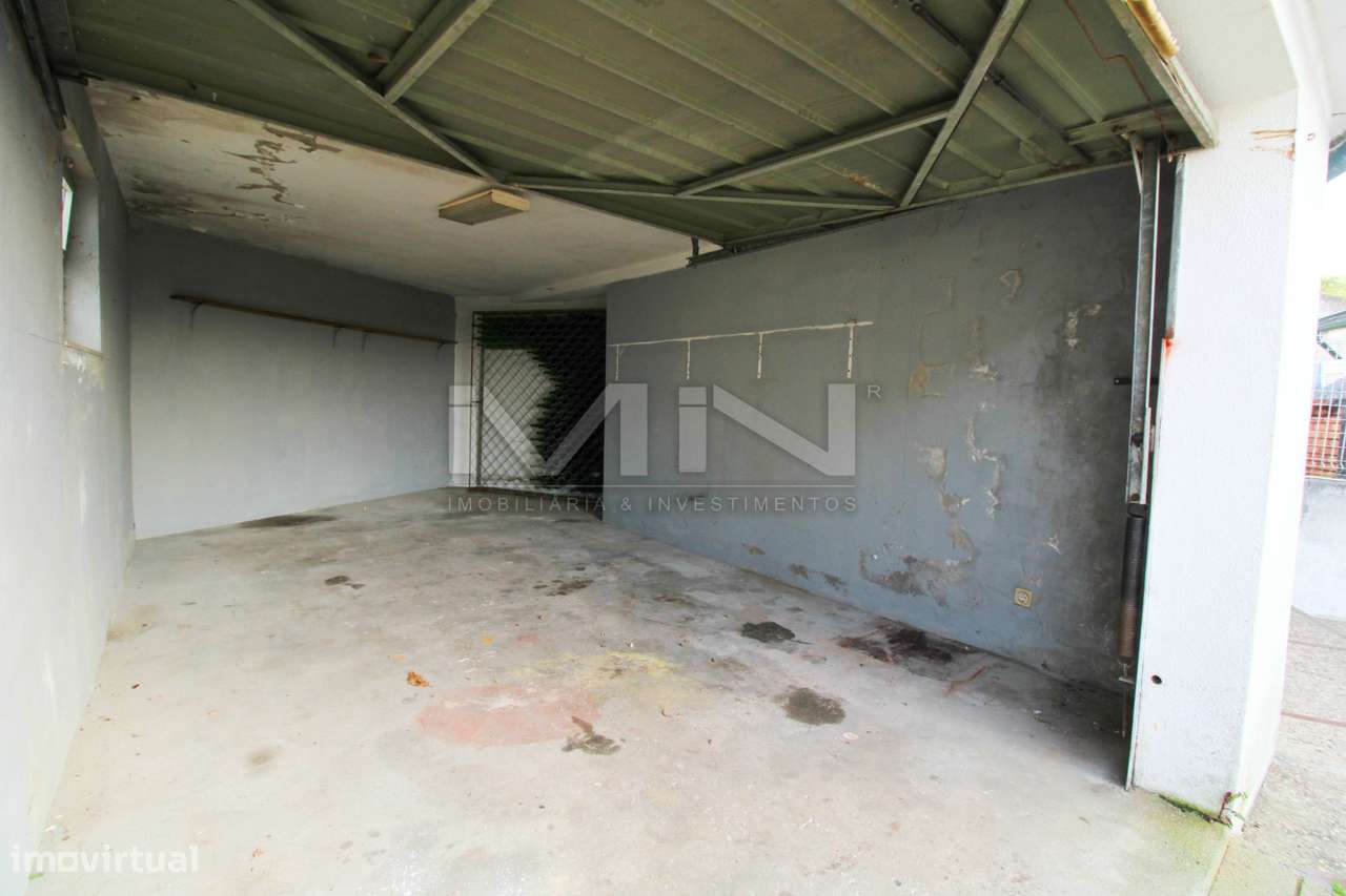 Moradia de 3 Frentes com Vista Panorâmica no Coração de Gondomar-48