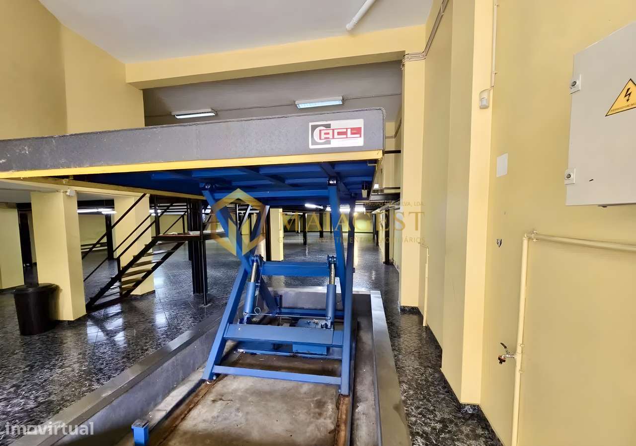Loja e Armazém no Porto Ideal para Stand Automóvel ou Comércio-9