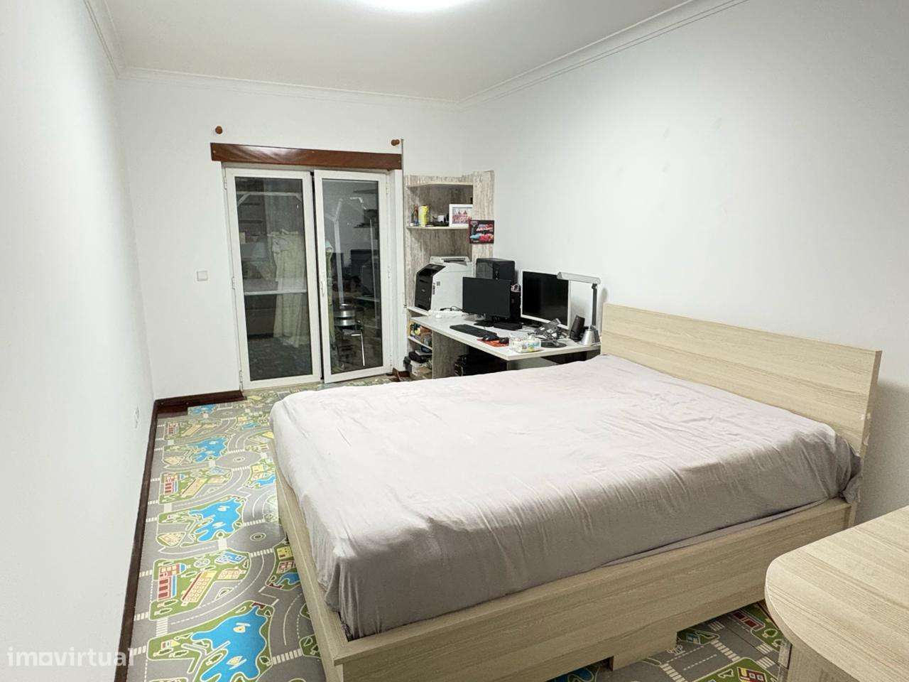 Excelente T3 com terraço e duas garagens!-13