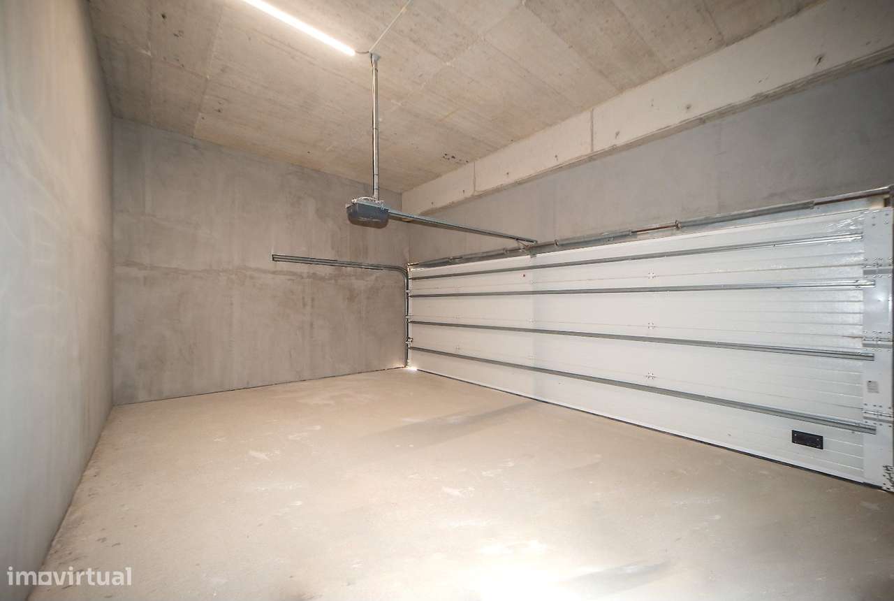 Moradia Contemporânea com Vista Mar e Piscina, Próxima da Beloura e Es-38