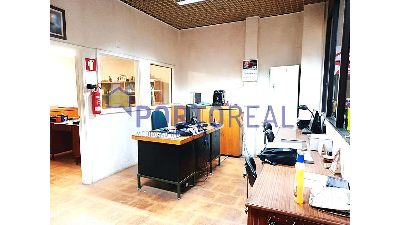 Armazém 2 entradas na Rua Zambeze- Porto-19