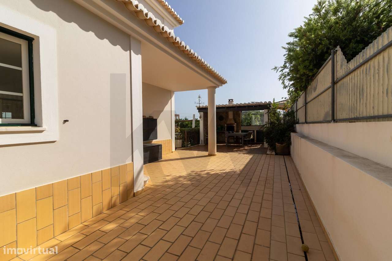 Exclusivo em Alvor: Moradia Isolada T5 com Máxima Privacidade e Confor-42