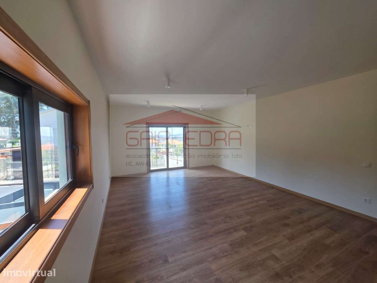 Moradia 4 frentes nova  com 840 m2 terreno em Felgueiras-16