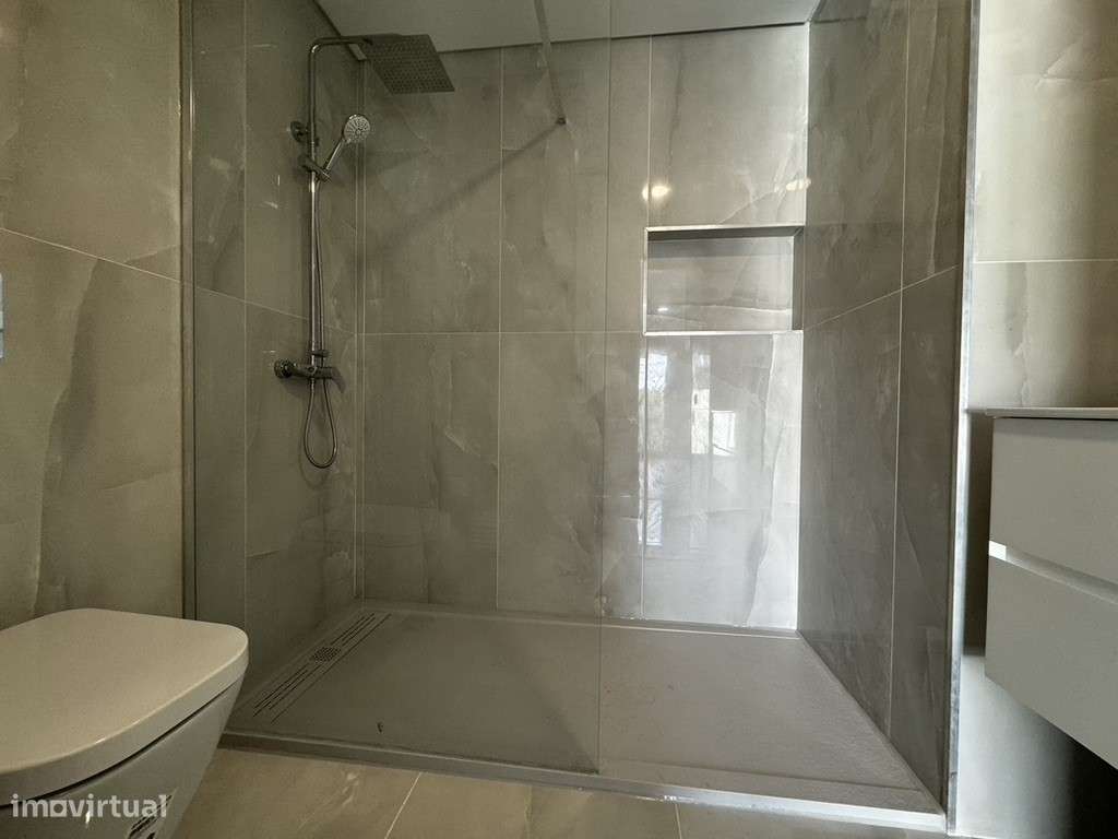 Moradia com 3 Suites, Garagem, Logradouro, Churrasqueira e Piscina-38