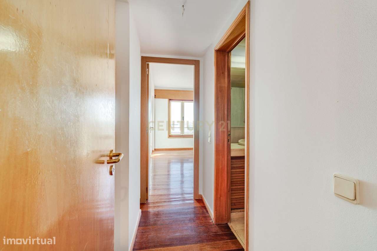 Fantástico T5 Quinta das Conchas frente ao metro-31