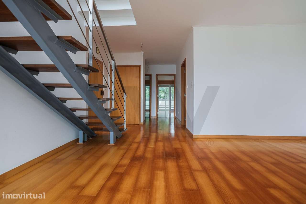 T2 Duplex com 132 m2, Terraço de 60 m2, Estacionamento e Vista sobre P-10