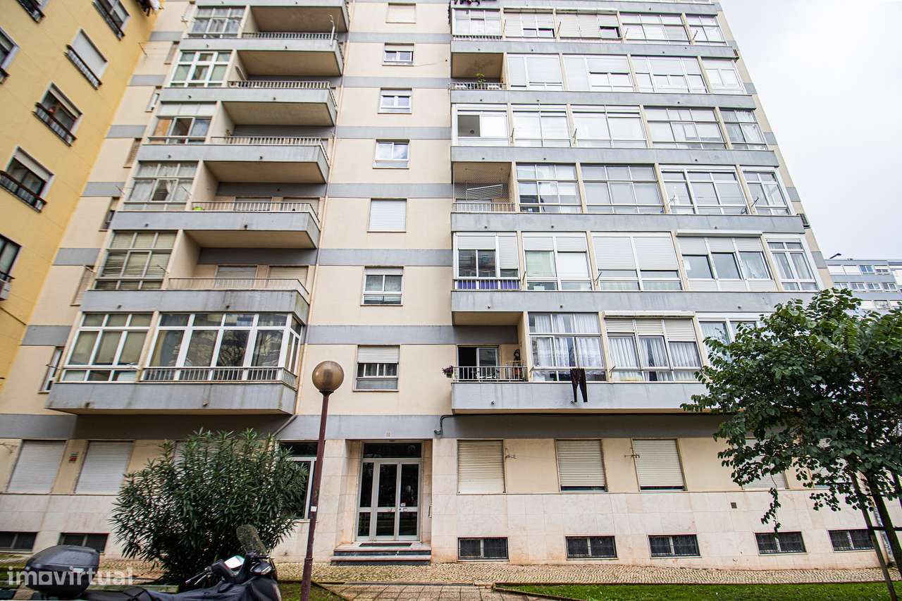 Apartamento T4 remodelado em Carnaxide-25