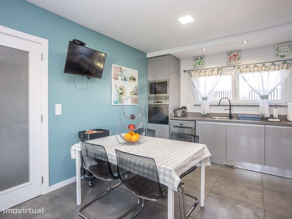 Moradia Isolada T4 com Piscina, Garagem e Acabamentos Premium-20