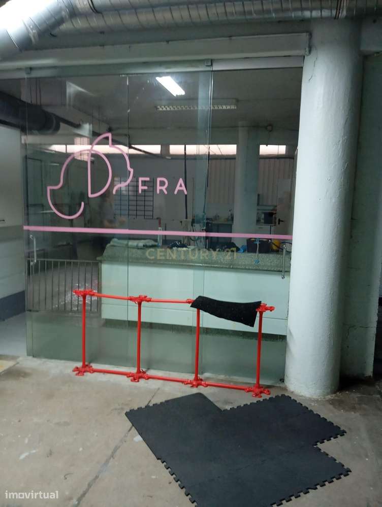 Vende-se Espaço Comercial + Garagem com 10 Lugares-0
