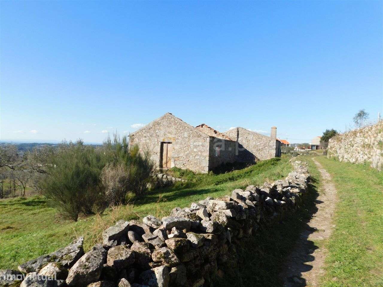 Terreno com ruina / Seia, Santa Marinha e São Martinho - Grande imagem: 4/13