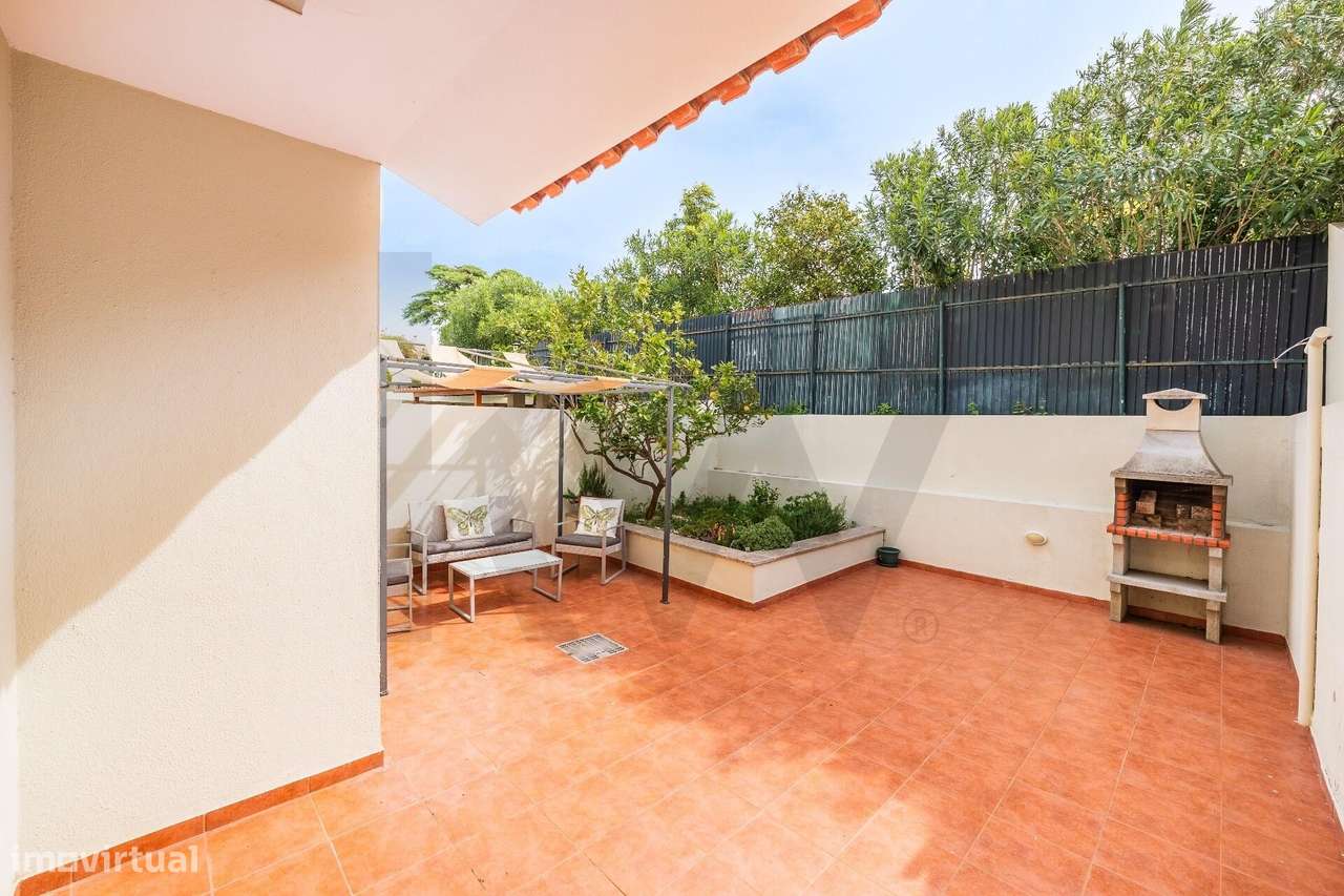 Moradia T3 em banda no Alto do Lagoal — luz natural, espaço e funciona-12