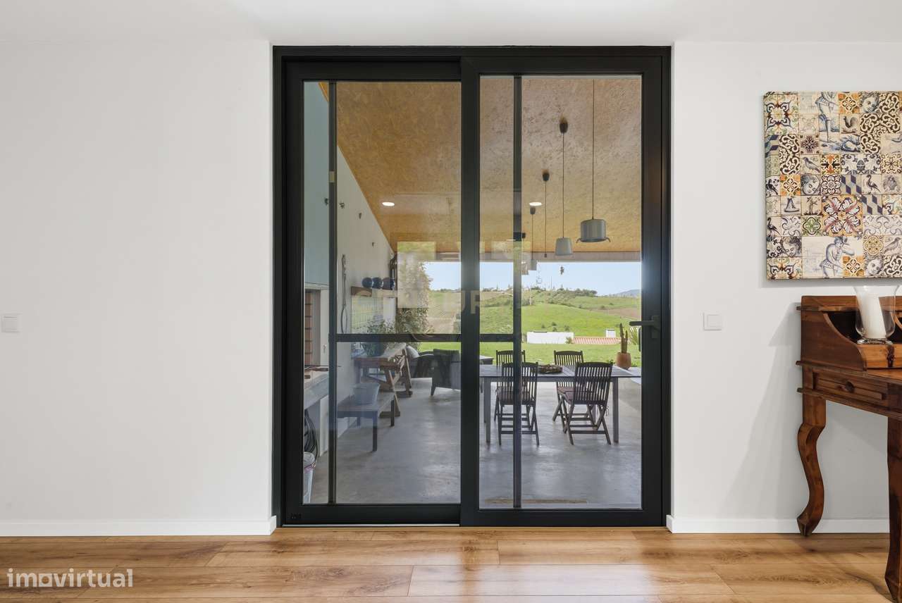 Quintinha T4 com edificação contemporânea no coração do Oeste, com ter-26