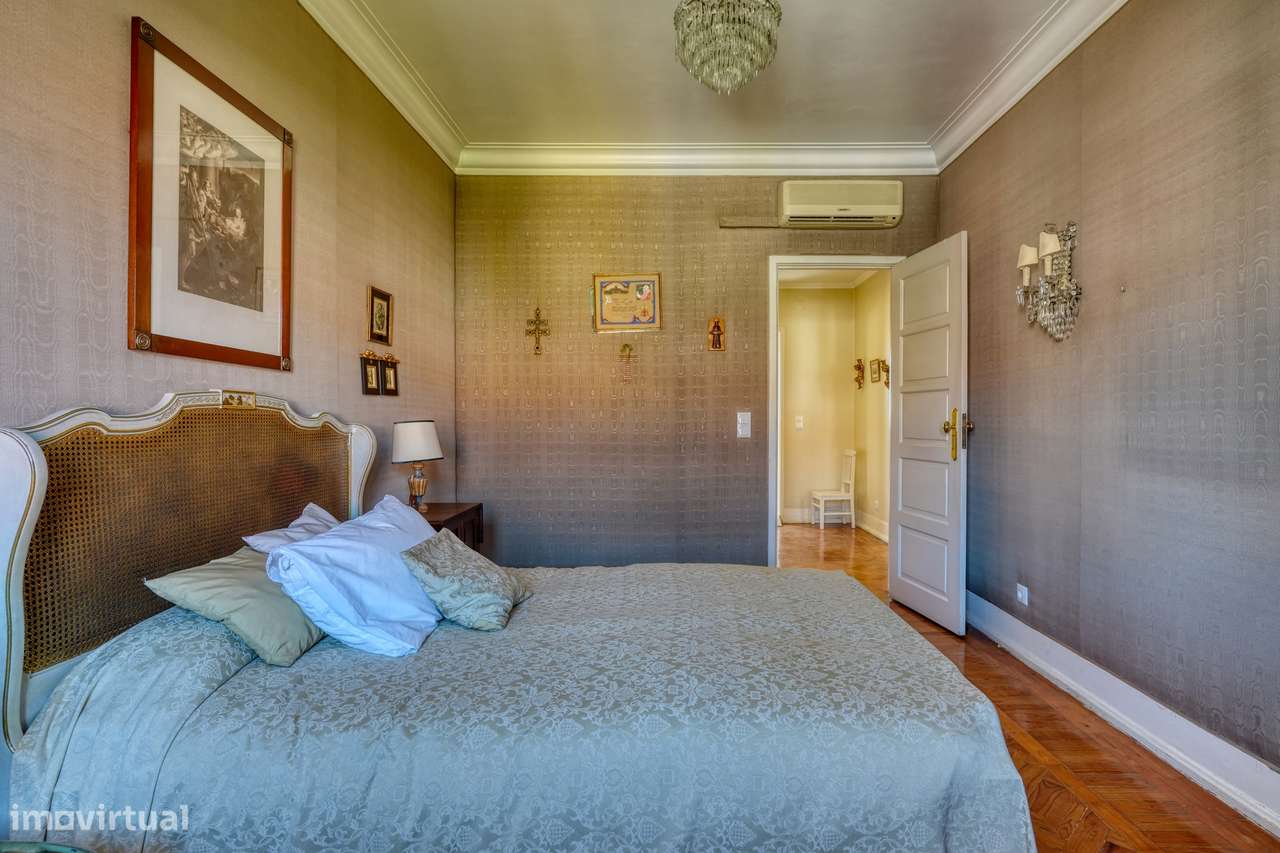 Apartamento T4 com varanda na Av. João XXI, Lisboa-32