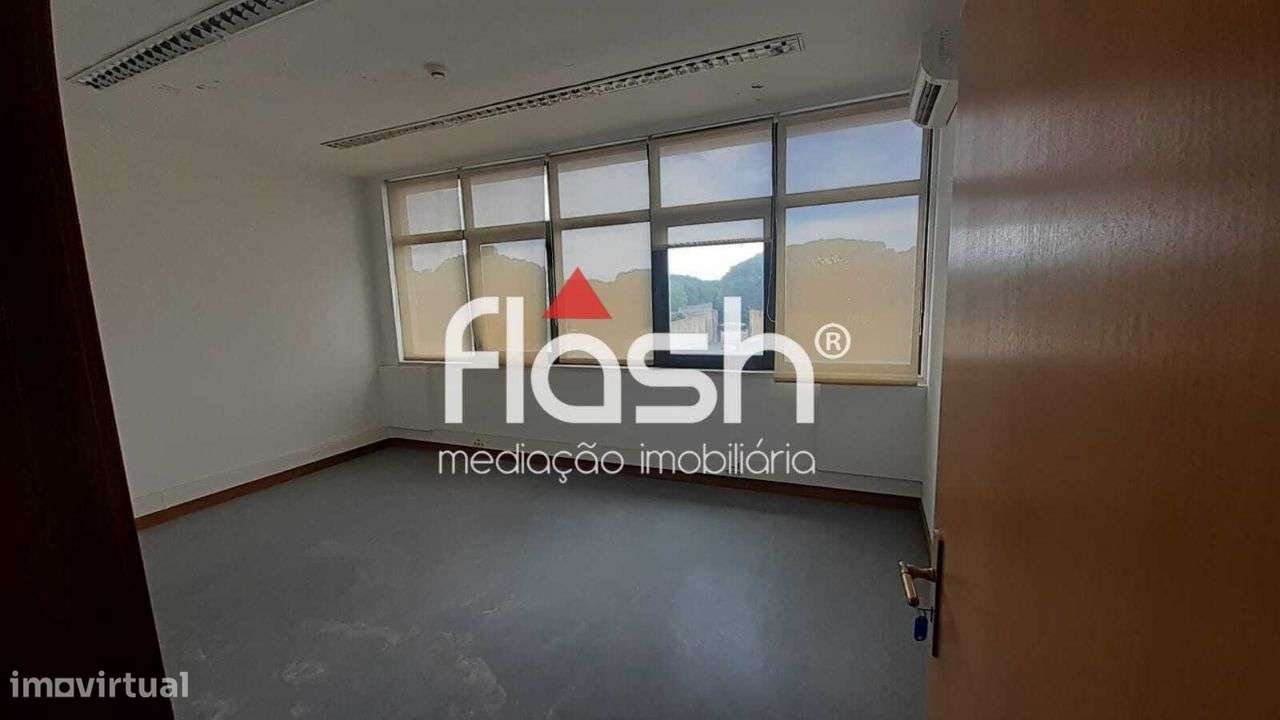 Venda de Espaço de loja/escritórios no Restelo-13