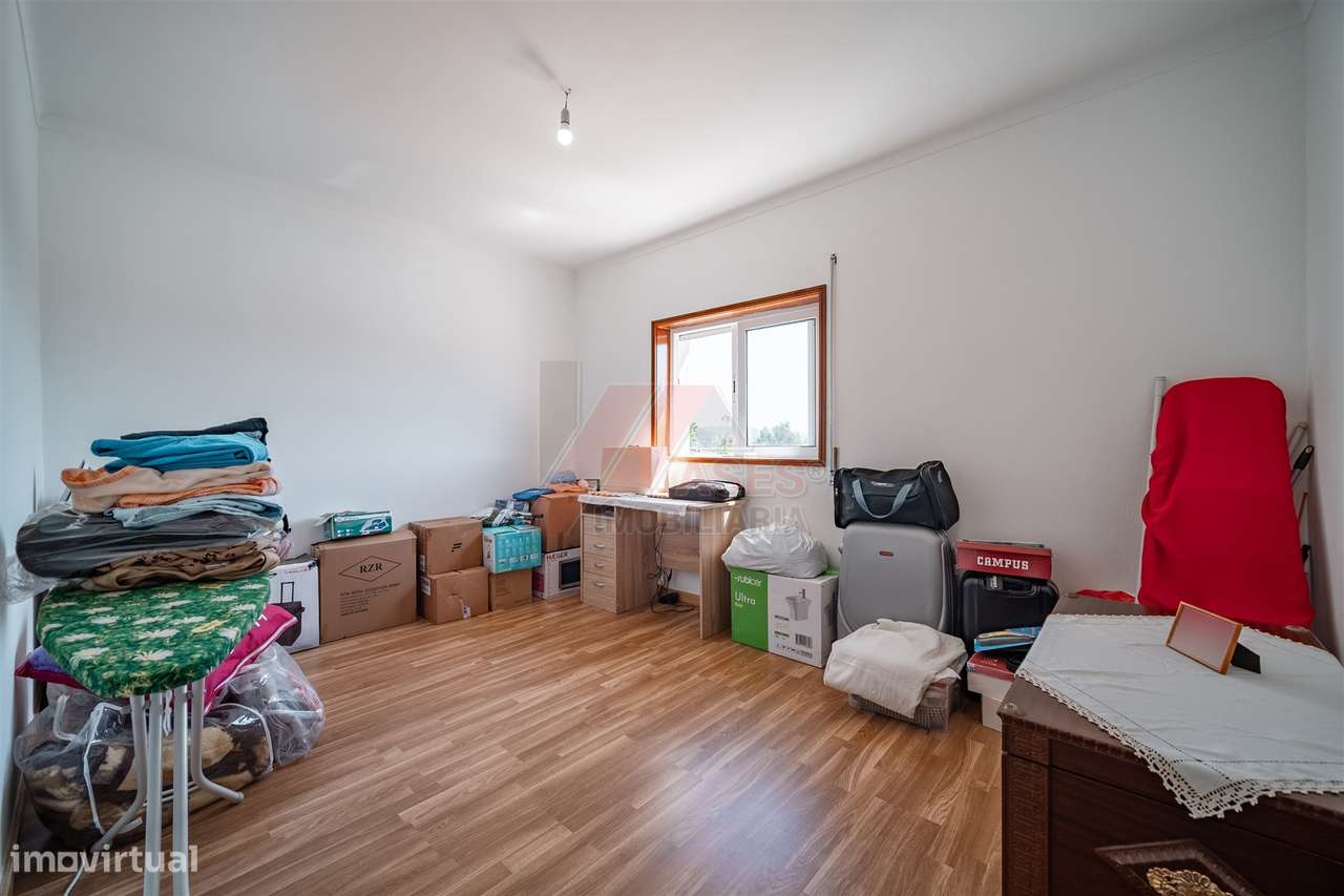 Moradia Espaçosa com 3 Habitações Independentes, Garagens e Terreno –-12