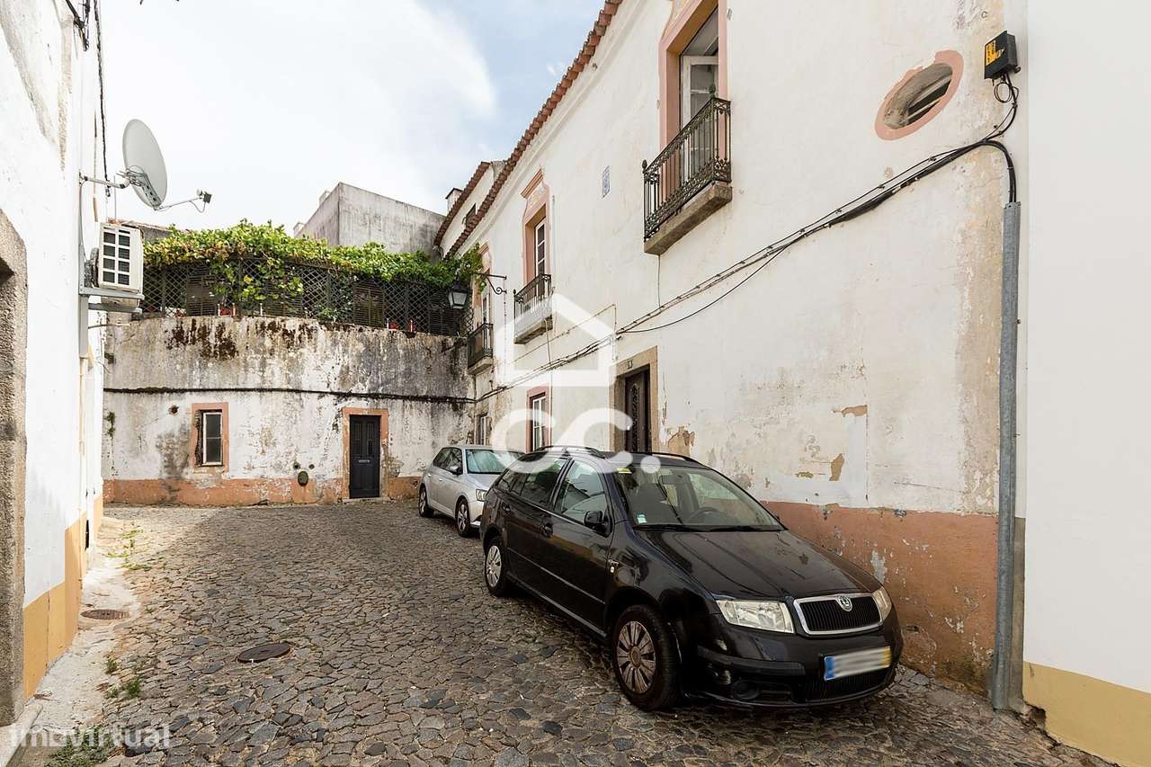 Moradia T3 Bifamiliar de 1º andar com Terraço no Centro Histórico de É-23