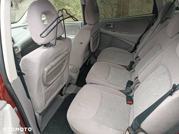 Nissan Almera Tino 2.0 CVT Comfort - 11