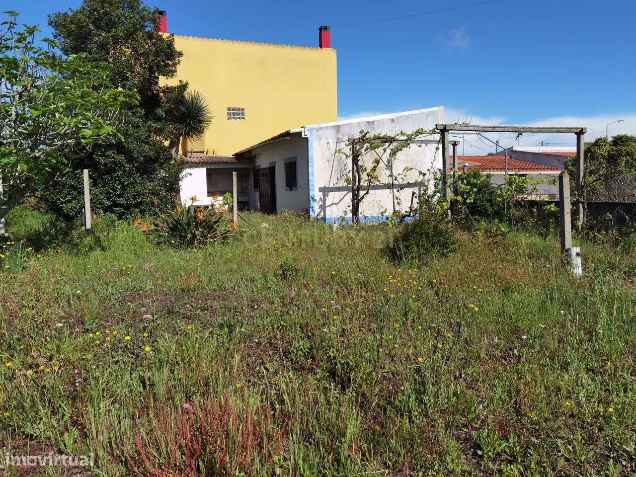 Terreno à venda em Fernão Ferro - Localização tranquila e acessível.-5