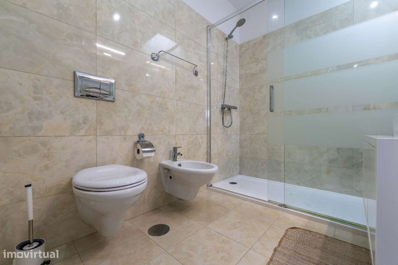 Moradia T4, em banda, de cave, rés-do-chão e andar, como nova!-22