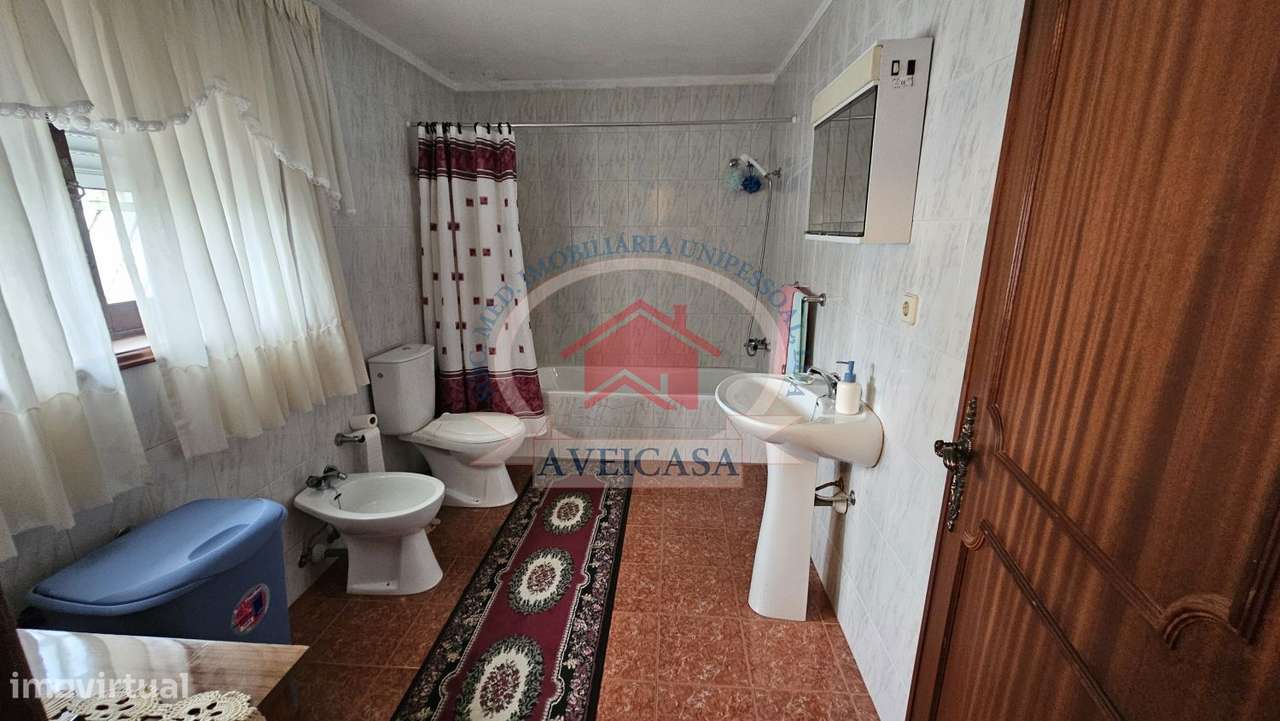 Moradia isolada T5 em bom estado com quintal e garagens-7