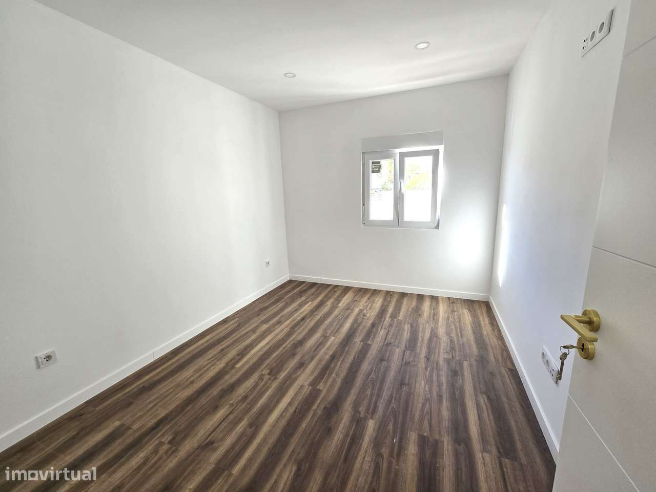 Fantástica Moradia T2 Totalmente Renovada, Independente em Setúbal-8