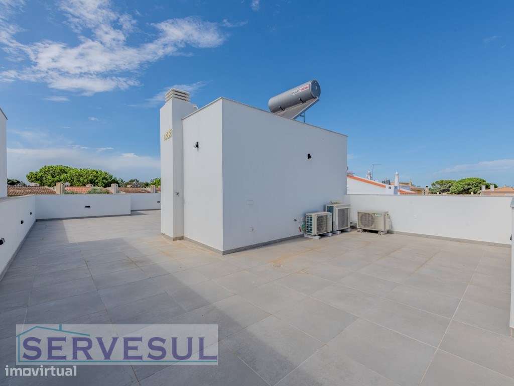 Moradia Moderna Geminada composta por 4 quartos e piscina privada, ...-46