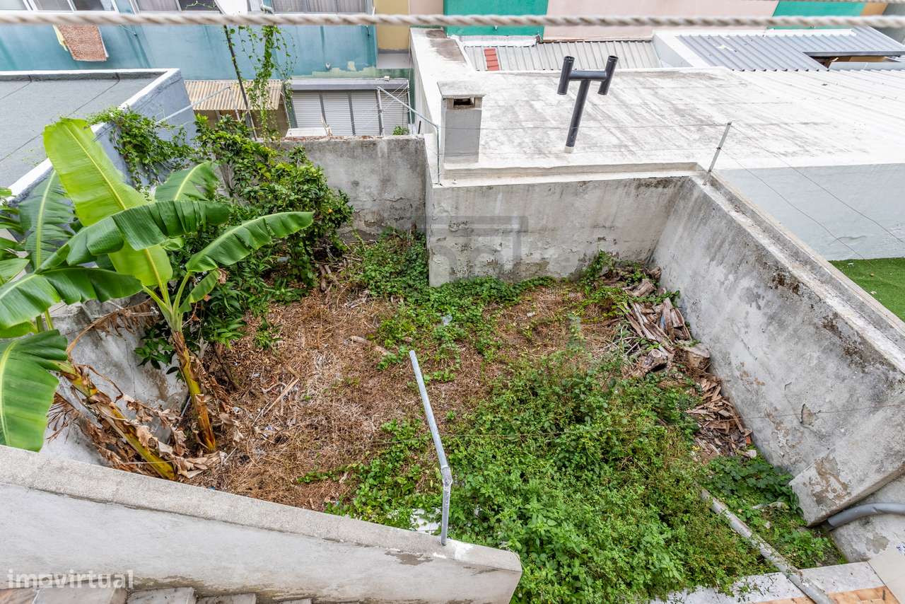 APARTAMENTO T2 (R/C) + POTENCIAL T0 INDEPENDENTE (CV) + QUINTAL-27